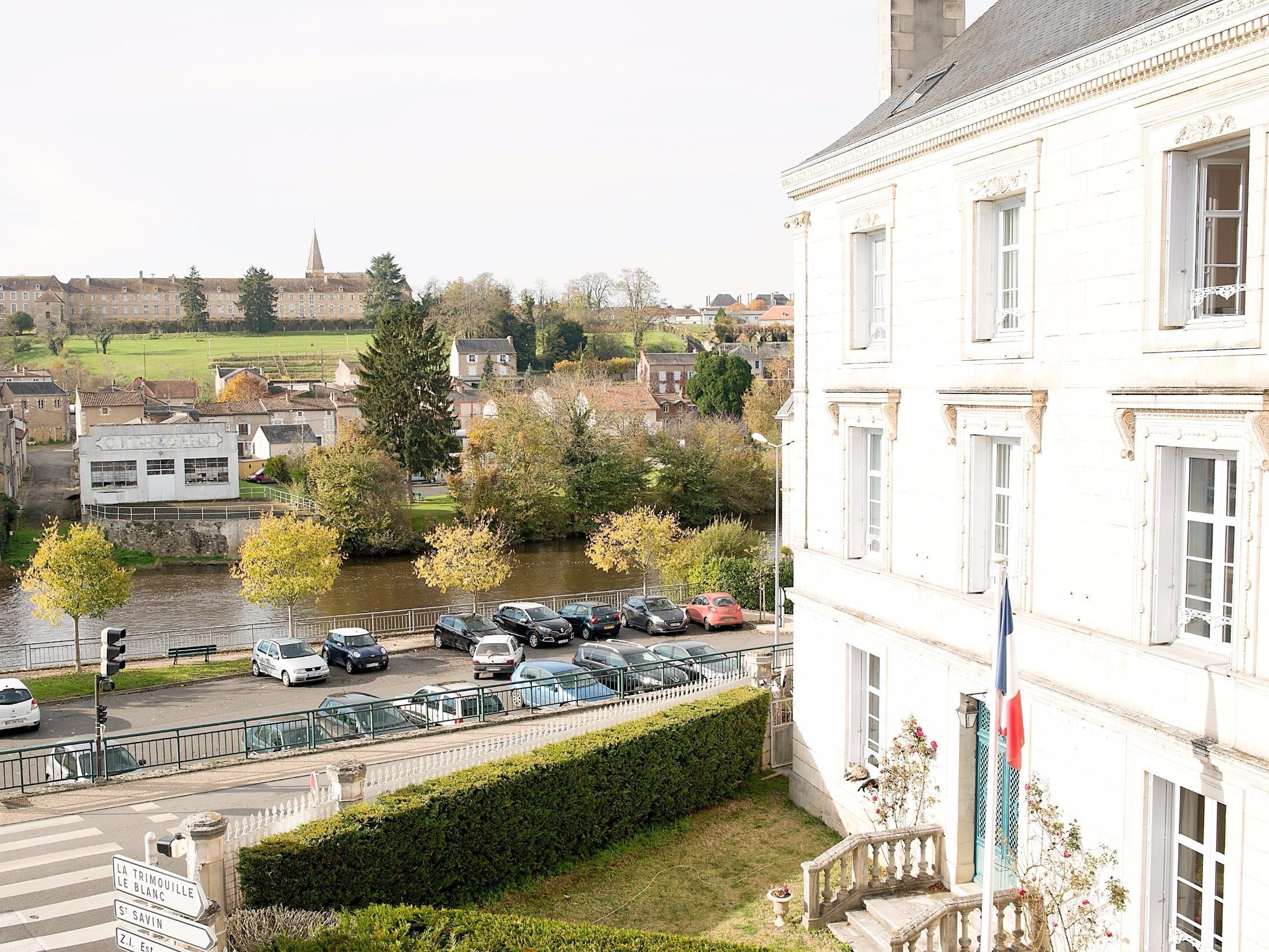 Logis Hotel De France Restaurant Le Lucullus Montmorillon Ngoại thất bức ảnh